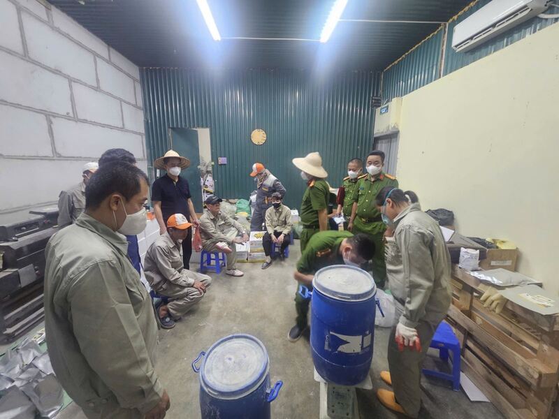 Bên trong cơ sở sản xuất thuốc diệt mối giả quy mô lớn tại Khu công nghiệp Bình Phú. Ảnh: Công an tỉnh Phú Thọ