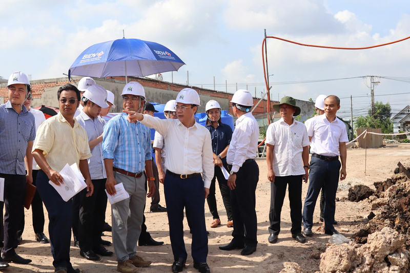Thứ trưởng Bộ Xây dựng Nguyễn Văn Sinh và lãnh đạo tỉnh Tây Ninh đi khảo sát thực tế 4 dự án trọng điểm về nhà ở cho người lao động. Ảnh: Hải Đường