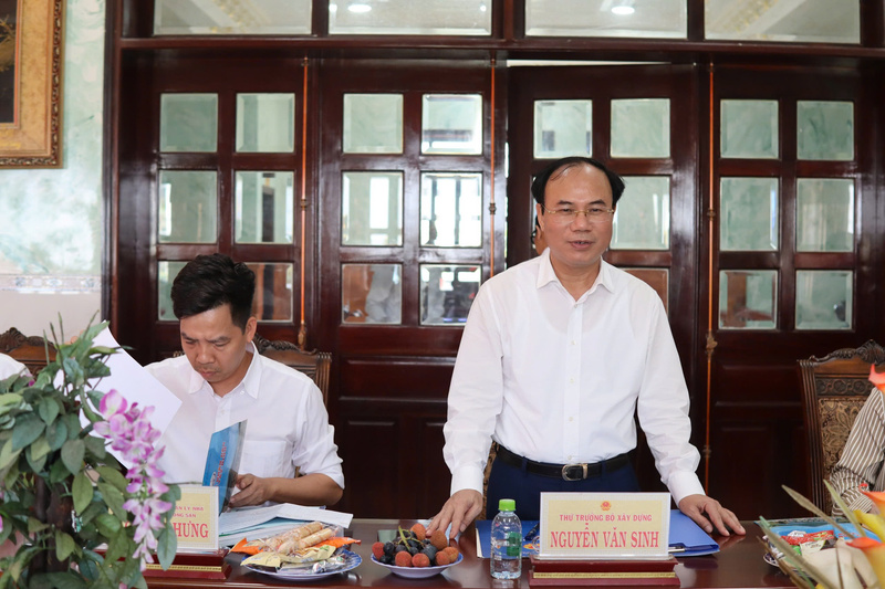 Thứ trưởng Bộ Xây dựng Nguyễn Văn Sinh phát biểu kết luận tại buổi làm việc. Ảnh: Hải Đường