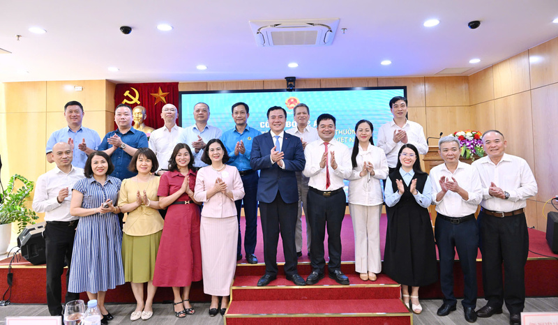 Thứ trưởng Bộ Công Thương Nguyễn Sinh Nhật Tân và các đại biểu tham dự chụp ảnh tại sự kiện.