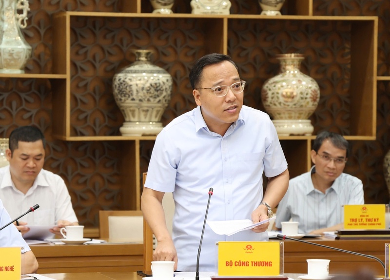 Thứ trưởng Bộ Công Thương Nguyễn Hoàng Long phát biểu tại cuộc họp - Ảnh: VGP/Gia Huy