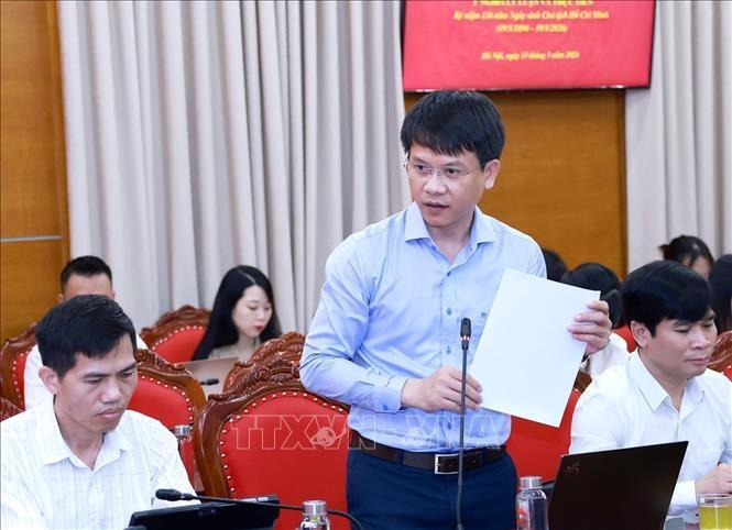 PGS.TS Võ Xuân Vinh, Viện trưởng Viện Sử học, Viện Hàn lâm Khoa học xã hội Việt Nam trình bày tham luận tại hội thảo. Ảnh: Tuấn Anh - TTXVN