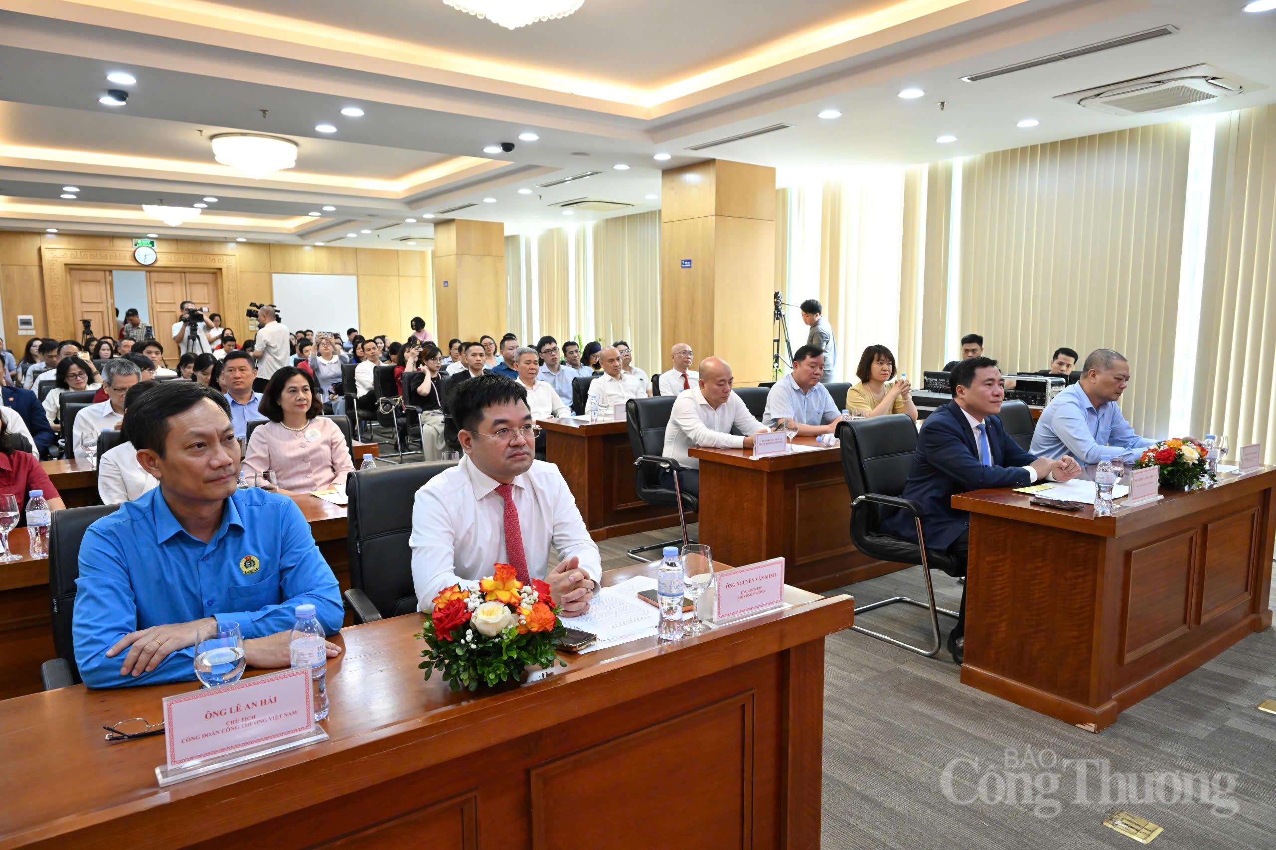 Các đại biểu tham dự buổi lễ. Ảnh: Cấn Dũng