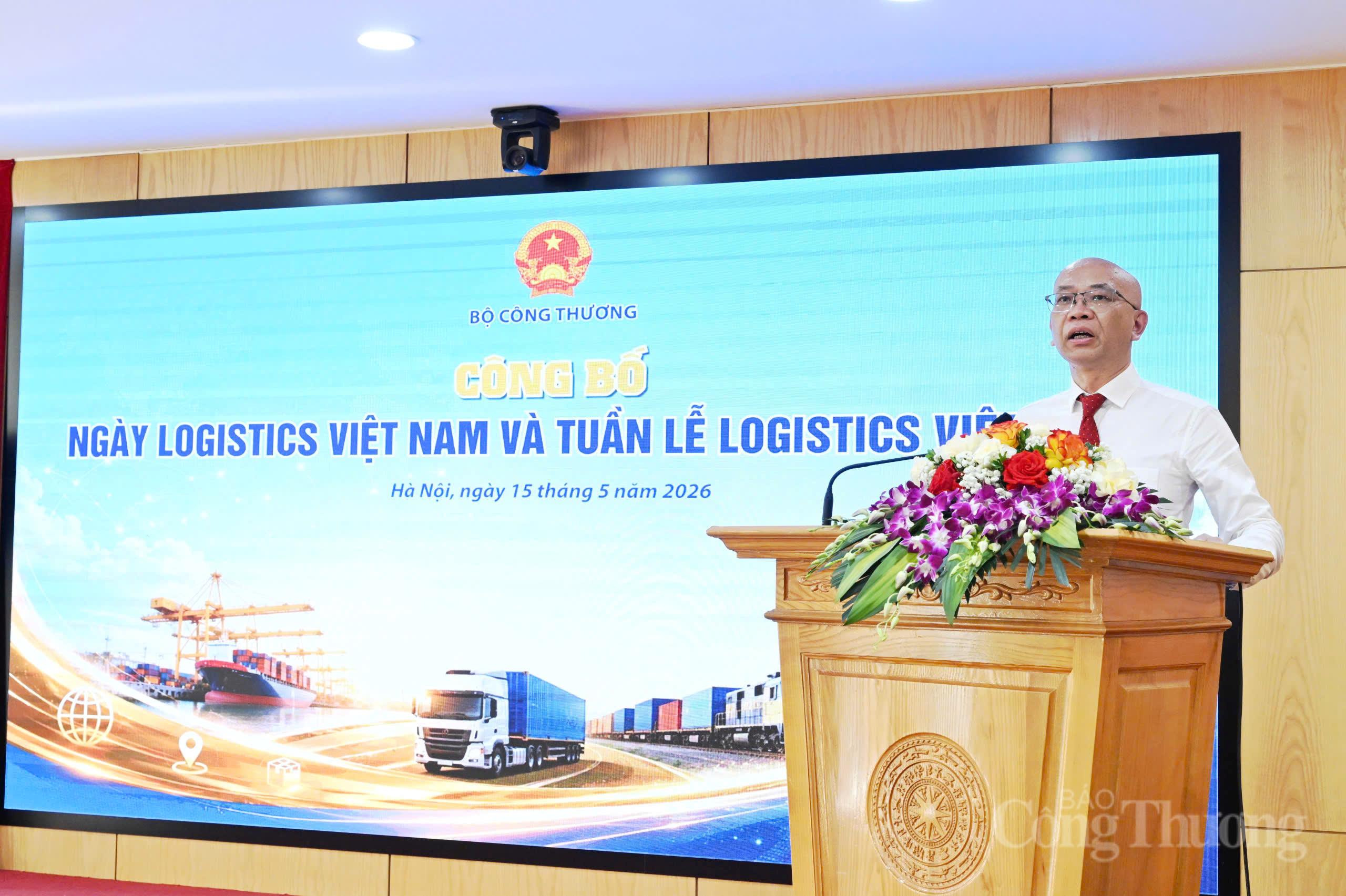 Phó Cục trưởng Cục Xuất nhập khẩu Trần Thanh Hải công bố quyết định của Bộ Công Thương về việc công nhận Ngày Logistics Việt Nam và Tuần lễ Logistics Việt Nam. Ảnh: Cấn Dũng