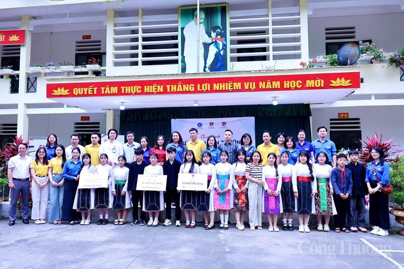 Các em học sinh Trường Phổ thông Dân tộc bán trú THCS Pả Vi nhận quà và nhu yếu phẩm trong chương trình “Cùng em đến trường”. Ảnh: Quỳnh Trang