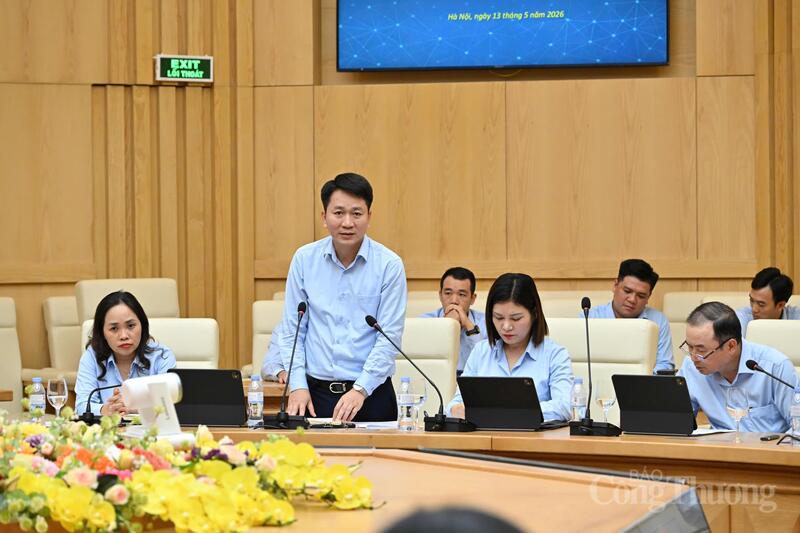 Phó Cục trưởng Nguyễn Thanh Bình báo cáo về công tác quản lý thị trường. Ảnh: Cấn Dũng