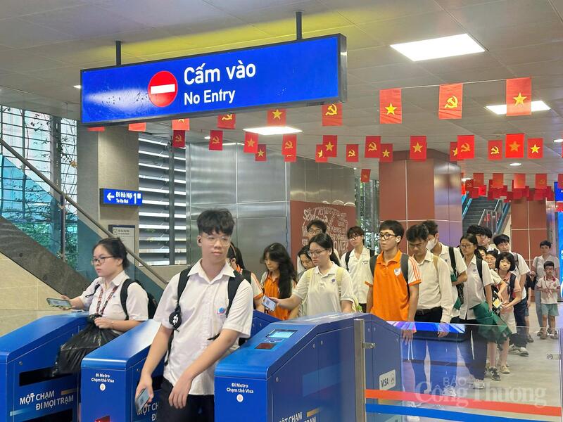Nhiều người dân lựa chọn tàu điện là phương tiện đi lại hàng ngày