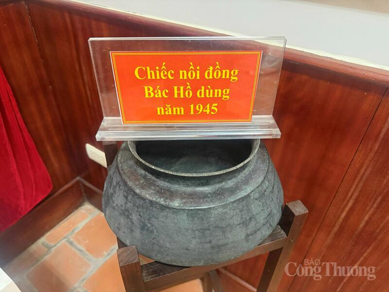 Chiếc nồi đồng Bác Hồ dùng năm 1945.