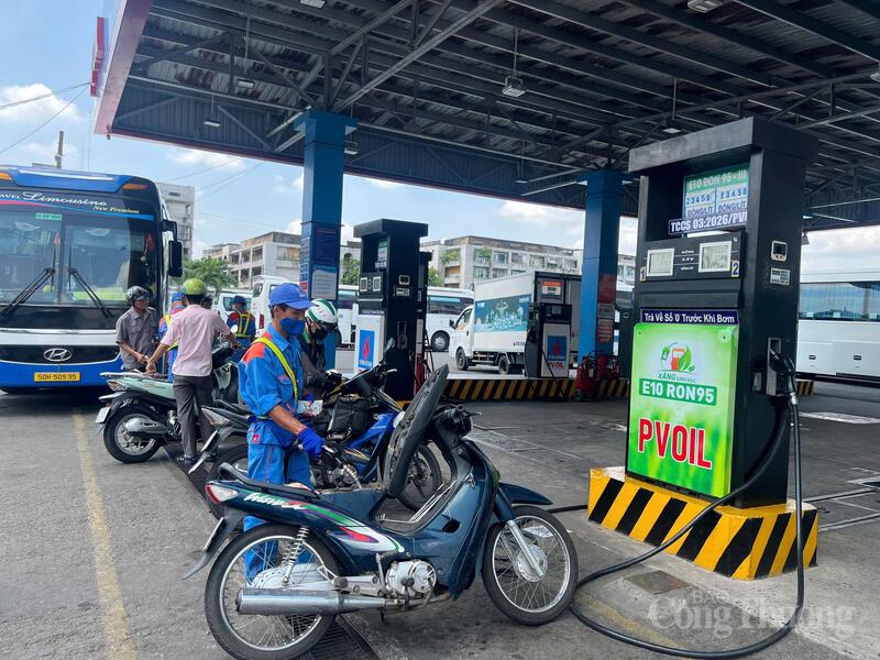 Nhân viên cây xăng số 57 đổ xăng cho khách hàng. Ảnh: Cẩm An