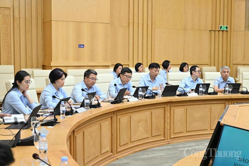 Cuộc họp tập trung đánh giá tiến độ thực hiện các nhiệm vụ quản lý tài chính, đầu tư và phân bổ nguồn lực. Ảnh: Cấn Dũng