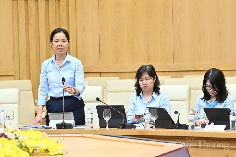 Phó Vụ trưởng Vụ Kế hoạch, Tài chính Đỗ Vũ Anh Thư báo cáo một số nội dung liên quan đến công tác tổng hợp, xây dựng, quản lý kế hoạch... Ảnh: Cấn Dũng