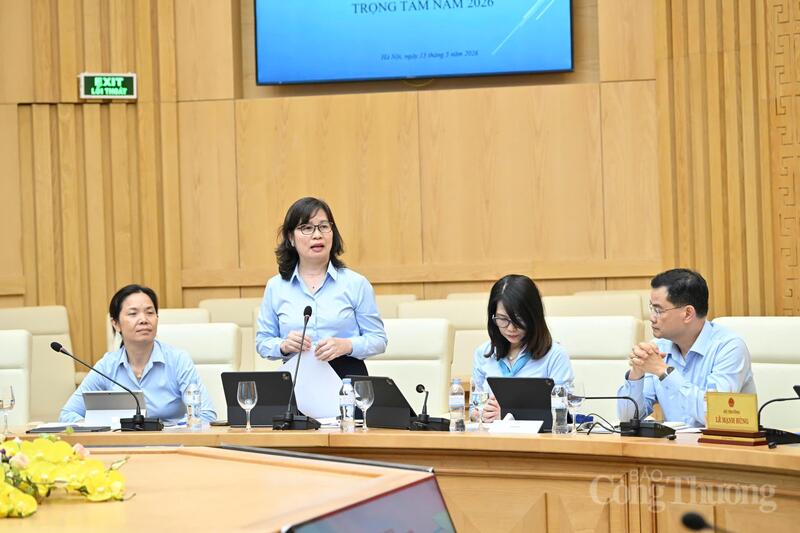 Phó Vụ trưởng Vụ Kế hoạch, Tài chính Tào Thị Kim Vân nêu một số kiến nghị với Bộ trưởng. Ảnh: Cấn Dũng