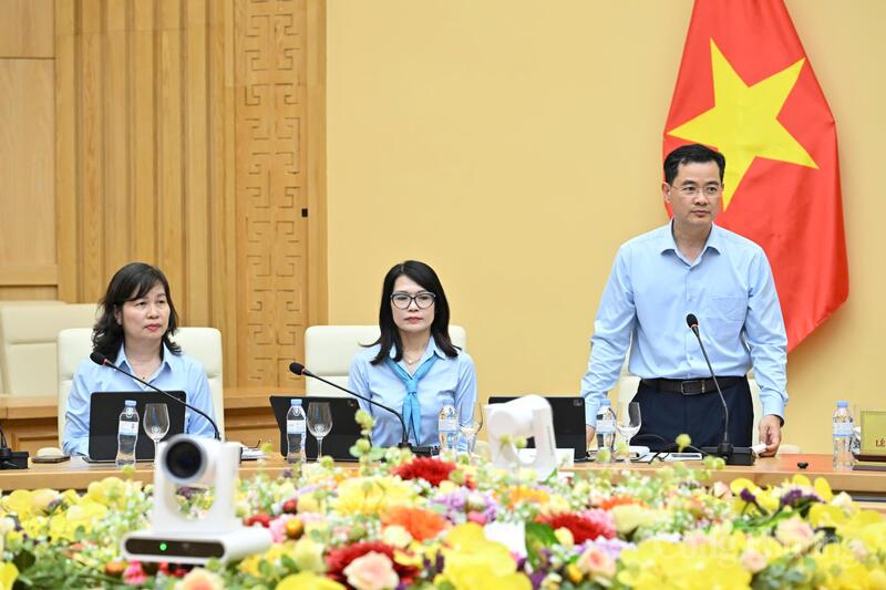 Vụ trưởng Vụ Kế hoạch, Tài chính Bùi Huy Sơn báo cáo kết quả thực hiện nhiệm vụ 4 tháng đầu năm và phương hướng, hoạt động trọng tâm thời gian tới. Ảnh: Cấn Dũng