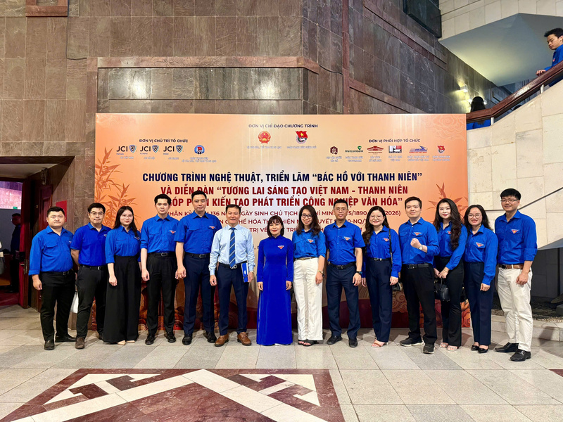 Đoàn thanh niên Bộ Công Thương cùng các đại biểu tham dự chuỗi sự kiện chuyên đề. Ảnh: HP