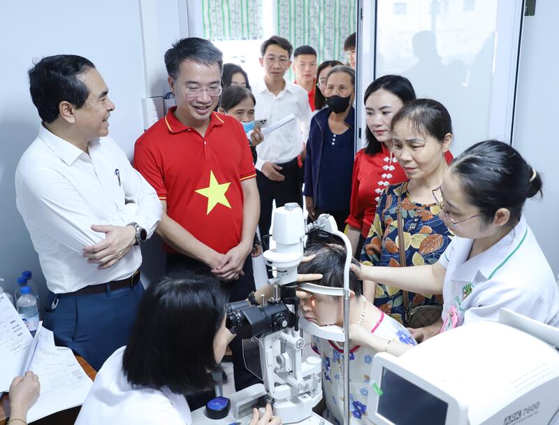 Tổ chức khám mắt và phát thuốc cho người dân vùng biển. Ảnh: Mai Liễu