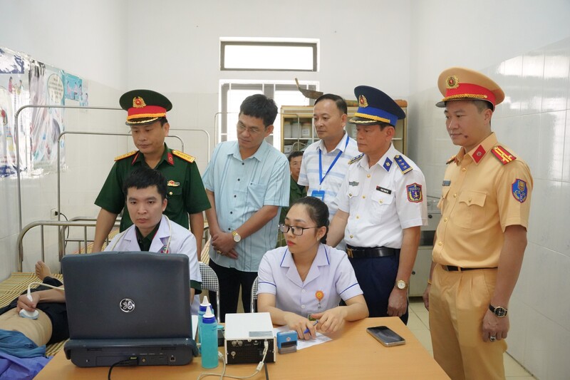 Siêu âm kiểm tra sức khỏe cho người dân. Ảnh: Mai Liễu