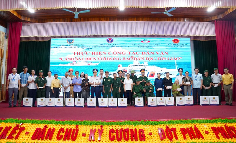 Đoàn Đặc nhiệm phòng, chống tội phạm ma tuý số 2 và các cơ quan, doanh nghiệp trao các suất quà cho gia đình chính sách trên địa bàn xã. Ảnh: Mai Liễu