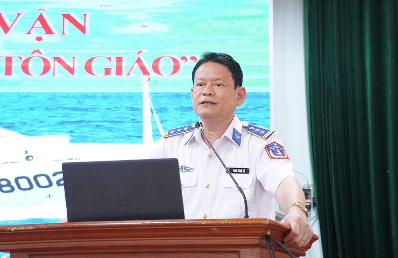 Thượng tá Phan Thanh Hải, Chính trị viên Đoàn Đặc nhiệm phòng, chống tội phạm ma tuý số 2 trực tiếp tuyên truyền Luật Cảnh sát biển Việt Nam, Luật Phòng, chống ma túy. Ảnh: Mai Liễu