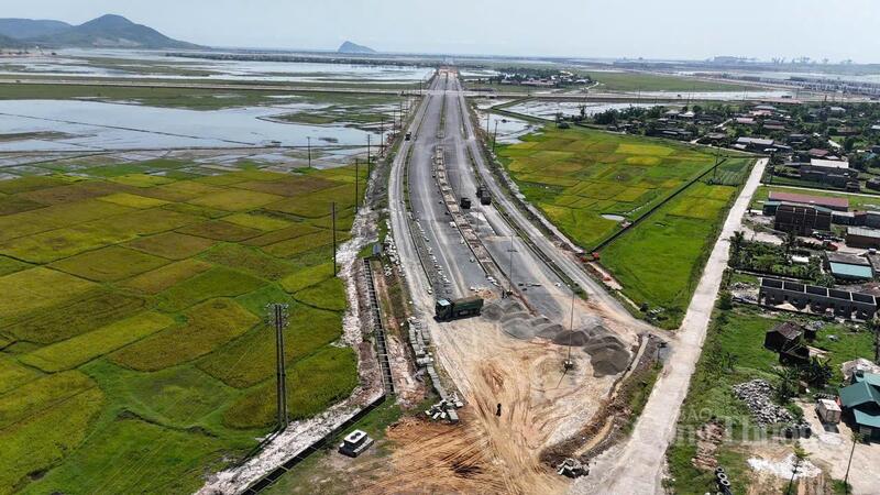 Chính quyền địa phương đã tích cực vào cuộc, phối hợp với chủ đầu tư đẩy mạnh công tác giải phóng mặt bằng, tuyên truyền, vận động người dân bàn giao mặt bằng phục vụ thi công các dự án. Ảnh: Thành Đô