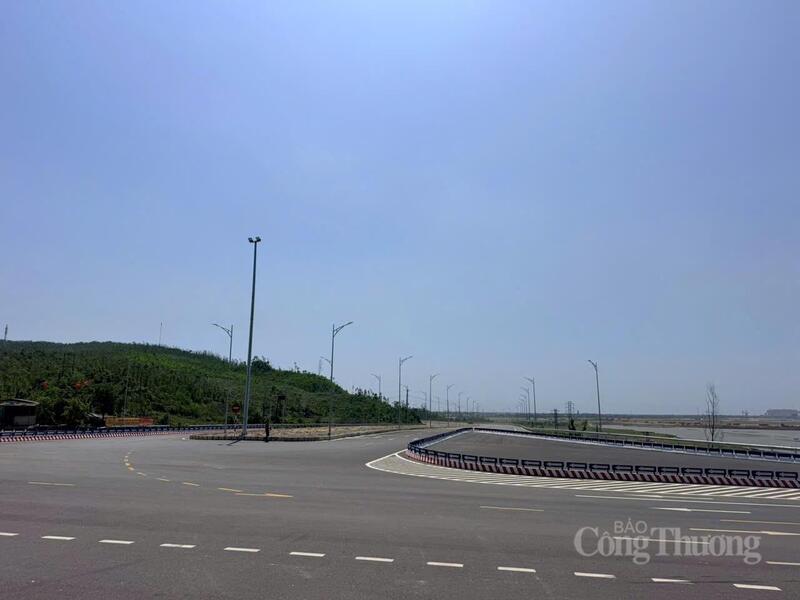 Các tuyến đường này không chỉ phục vụ nhu cầu đi lại, vận chuyển hàng hóa thông thường mà còn tạo nên nền tảng hạ tầng kỹ thuật đồng bộ cho các siêu dự án đang triển khai tại Khu kinh tế Vũng Áng. Ảnh: Thành Đô