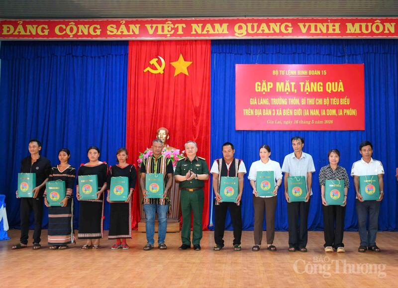 Thiếu tướng Hoàng Văn Sỹ, Tư lệnh Binh đoàn 15 trao quà tặng già làng, trưởng thôn, bí thư chi bộ tiêu biểu trên địa bàn 3 xã biên giới tỉnh Gia Lai.