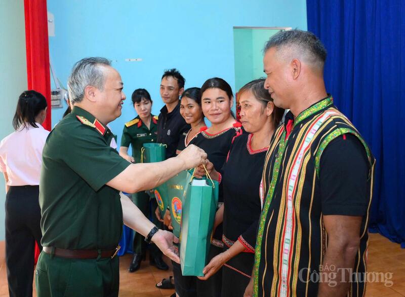 Gia Lai: Tặng quà già làng, trưởng thôn góp sức giữ bình yên biên giới - 3