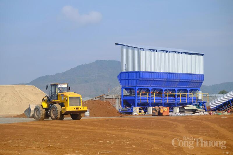 Tình trạng khan hiếm nguồn vật liệu xây dựng, đặc biệt là cát vàng đạt tiêu chuẩn kỹ thuật và xi măng, khiến tiến độ thi công bị ảnh hưởng nghiêm trọng. Ảnh: Lê Sơn