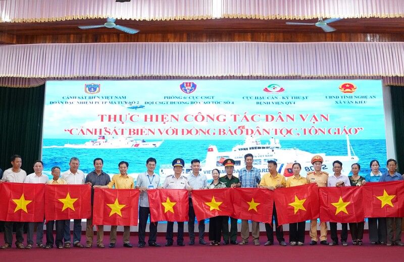 Trao tặng cờ Tổ quốc cho xã Văn Kiều. Ảnh: Mai Liễu