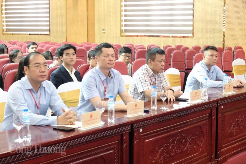 Các đại biểu tham dự lễ khai mạc.