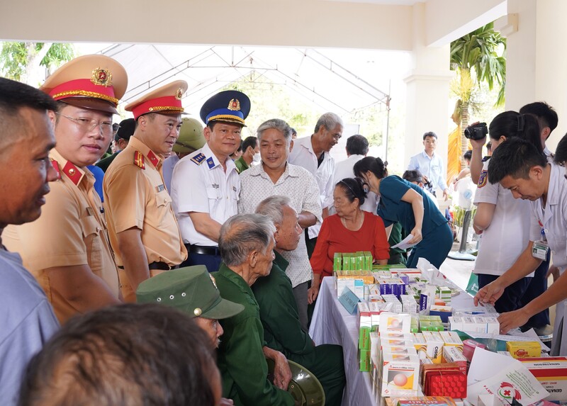 Tại chương trình, Đoàn Đặc nhiệm phòng, chống tội phạm ma tuý số 2 phối hợp với Bệnh viện Quân y 4 tổ chức khám bệnh, tư vấn chăm sóc sức khỏe và cấp phát thuốc cho người dân. Ảnh: Mai Liễu