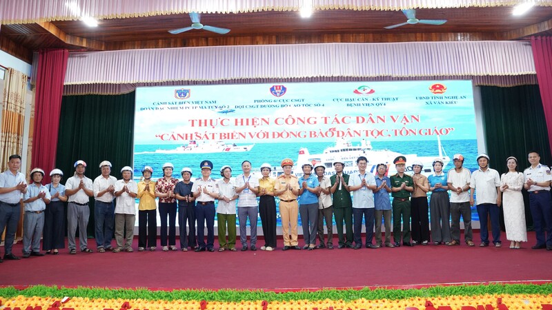 Trao 100 mũ bảo hiểm cho bà con xã Văn Kiều. Ảnh: Mai Liễu