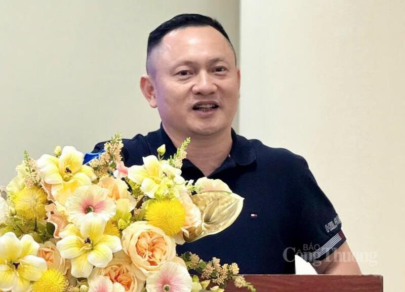 Ông Hoàng Hải - Giám đốc Công ty Điện lực Thanh Hoá chia sẻ tại buổi  trao đổi nghiệp vụ về thực hiện tiết kiệm điện và phát triển điện mặt trời mái nhà. Ảnh: Lê Tuyết