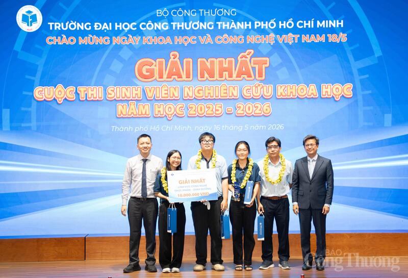 TS. Phan Xuân Cường - Phó Bí thư Đảng ủy, Trưởng phòng Công tác sinh viên HUIT và TS. Thái Doãn Thanh -  Phó Hiệu trưởng Trường Nhà trường trao giải Nhất về lĩnh vực công nghệ thực phẩm - dinh dưỡng cho đề tài “Nghiên cứu các đặc tính màng phủ kép Chitosan - Alginate và ứng dụng trong bảo quản quả xoài (Mangifera indica L.)”.