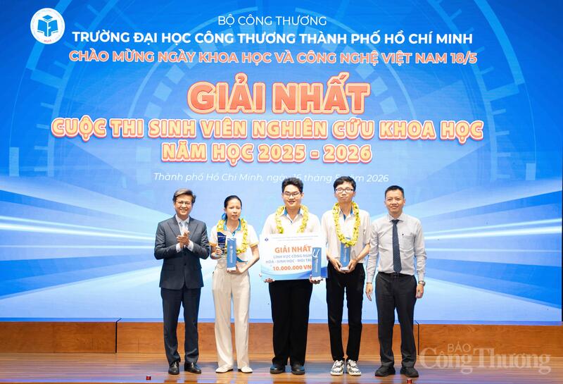Lãnh đạo Nhà trường trao giải Nhất về lĩnh vực công nghệ hóa - sinh học - môi trường cho đề tài “Nghiên cứu quy trình tách lignin từ xơ dừa (Cocos nucifera L.) bằng dung môi eutectic sâu (DES) ứng dụng trong gạc kháng khuẩn”.