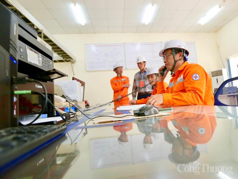 Ngoài đẩy mạnh công tác tuyên truyền sử dụng điện mặt trời mái nhà, Công ty Điện lực Thanh Hóa luôn xác định bảo đảm cung cấp điện an toàn, ổn định, liên tục là nhiệm vụ trọng tâm. Ảnh: Quốc Anh
