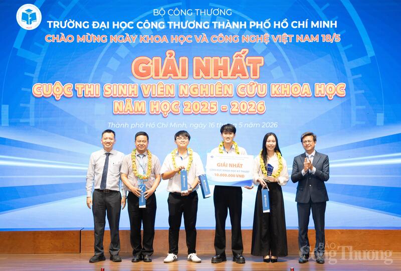Lãnh đạo Nhà trường trao giải Nhất về lĩnh vực khoa học kỹ thuật cho đề tài “Xây dựng bộ dữ liệu Vires-Hotelabsa cho bài toán phân tích cảm xúc theo khía cạnh”.