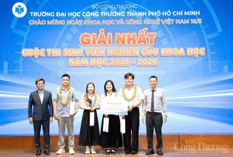 Lãnh đạo Nhà trường trao giải Nhất về lĩnh vực kinh tế với đề tài “Tác động của công nghiệp hóa, đô thị hóa và toàn cầu hóa đến sự phát triển con người ở Việt Nam”.