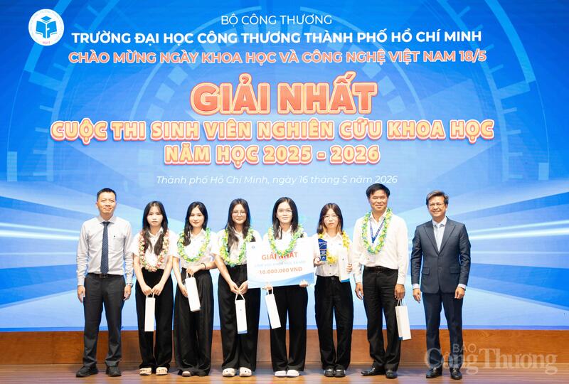 Lãnh đạo Nhà trường trao giải Nhất về lĩnh vực khoa học xã hội cho đề tài “Pháp luật hiện hành về phòng, chống công nghệ giả mạo bằng trí tuệ nhân tạo (Deepfake) trong bối cảnh chuyển đổi số tại Việt Nam”.