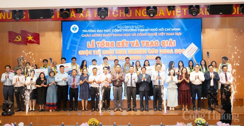 Cuộc thi “Sinh viên nghiên cứu khoa học năm học 2025 - 2026” vinh danh các đề tài nghiên cứu khoa học có tính ứng dụng cao và đậm chất thời sự.