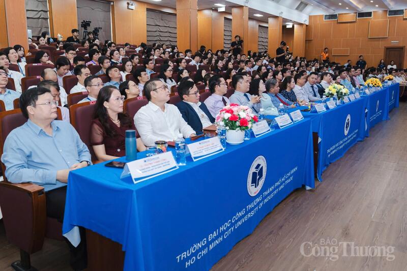 Đại biểu tham dự sự kiện.