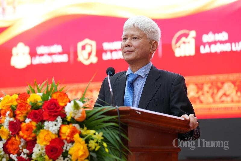Luật sư Bùi Văn Thành trình bày tham luận tại sự kiện. Ảnh: NH