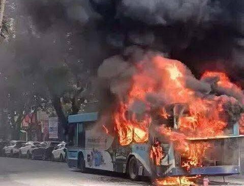Xe buýt cháy dữ dội trên tuyến phố trung tâm Hà Nội - 1