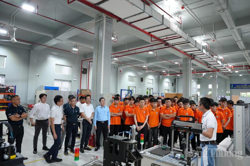 Sinh viên tham quan hệ thống thiết bị đào tạo tại ETEK. Ảnh: Bảo Thoa