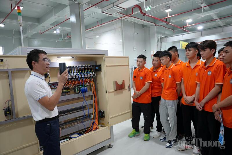 Ông Nguyễn Quốc Đạt - Chủ tịch Hội đồng Quản trị Công ty Cổ phần Giải pháp tự động hóa ETEK giới thiệu thiết bị đào tạo tới sinh viên. Ảnh: Bảo Thoa