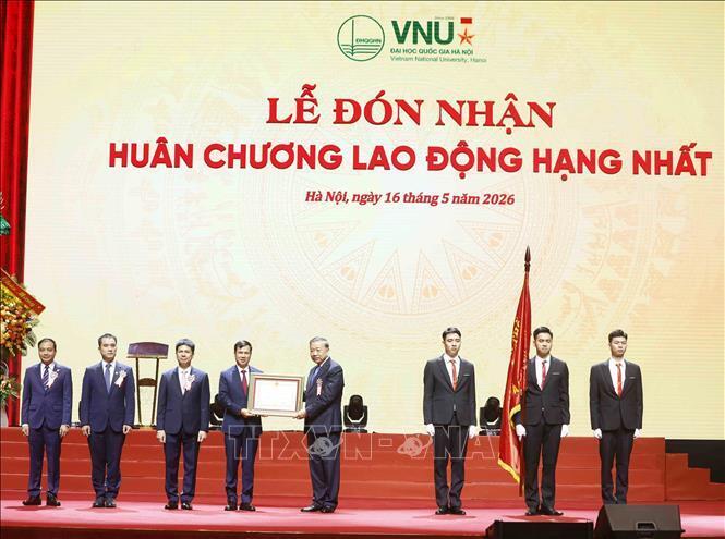 Tổng Bí thư, Chủ tịch nước Tô Lâm trao Huân chương Lao động hạng Nhất tặng Đại học Quốc gia Hà Nội. Ảnh: Thống Nhất/TTXVN