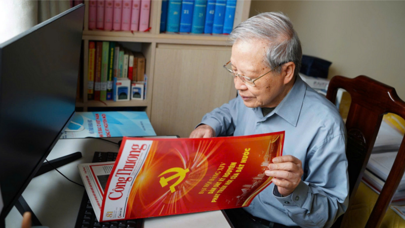 GS.TS Nguyễn Trọng Chuẩn theo dõi thông tin trên số báo đặc biệt chào mừng Đại hội XIV của Báo Công Thương.