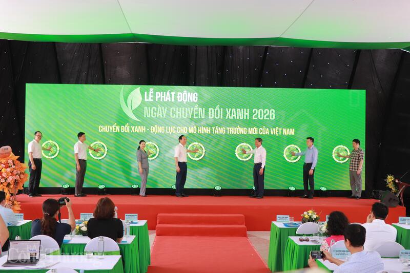 Các đại biểu thực hiện nghi thức phát động sự kiện. Ảnh: Thanh Tuấn