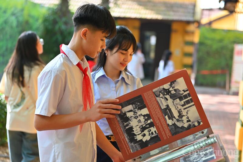 Em Nguyễn Ngọc Tú ấn tượng với ngôi nhà sàn - nơi Bác từng sống và làm việc trong những năm cuối đời. Ảnh: Nam Nguyễn