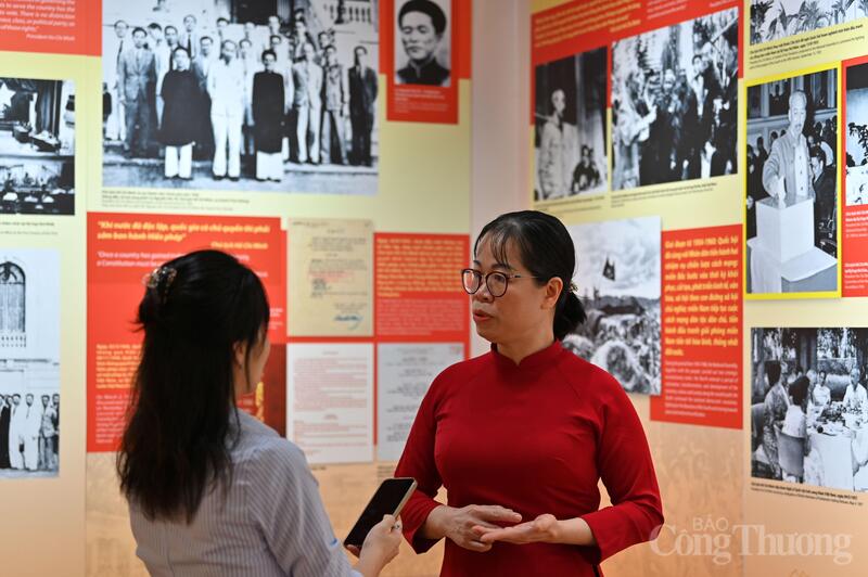 Cô Nguyễn Thị Gấm - Hiệu trưởng Trường Tiểu học và THCS Bằng Hành, Tuyên Quang chia sẻ với phóng viên Báo Công Thương tại Khu di tích Chủ tịch Hồ Chí Minh. Ảnh: Nam Nguyễn