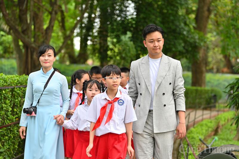 Tháng 5, nhiều đoàn học sinh trong cả nước đã đến Khu di tích để tham quan, học từ Bác những điều giản dị, nhỏ bé nhất. Ảnh: Nam Nguyễn